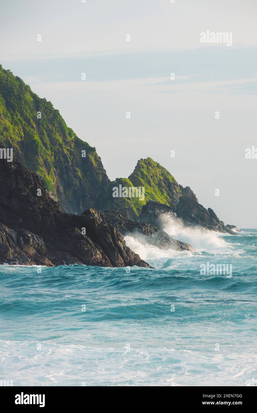 Wellen brechen entlang der zerklüfteten Küste am Telawas Beach in West Nusa Tenggara, Indonesien Stockfoto