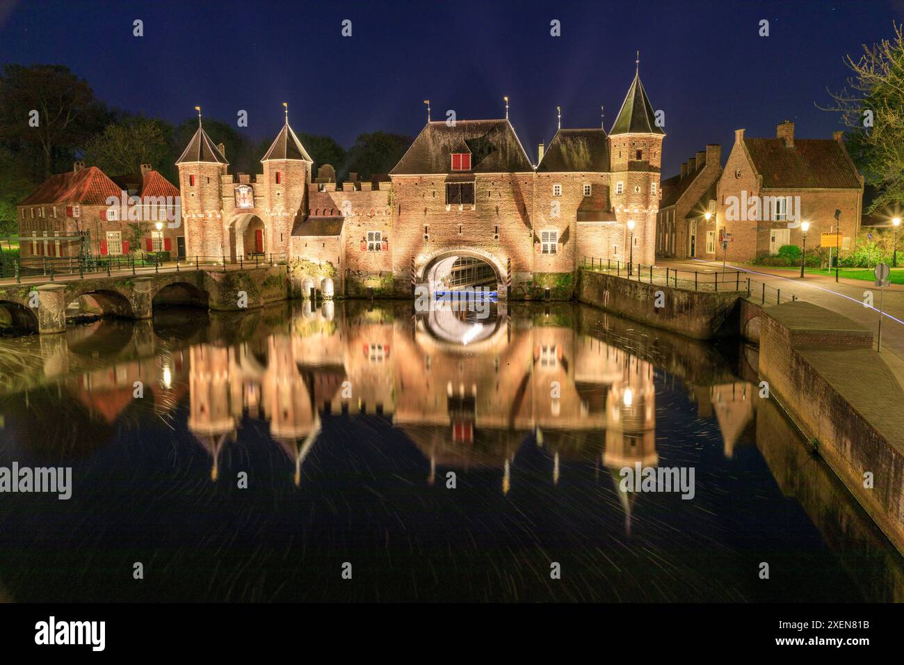 Niederlande, Niederlande, Utrecht, Amersfoort. Koppelpoort ist eine Kombination aus Land und Wasser, Stadttor. Der Name leitet sich vom ostmittelniederländischen Wort für ab Stockfoto