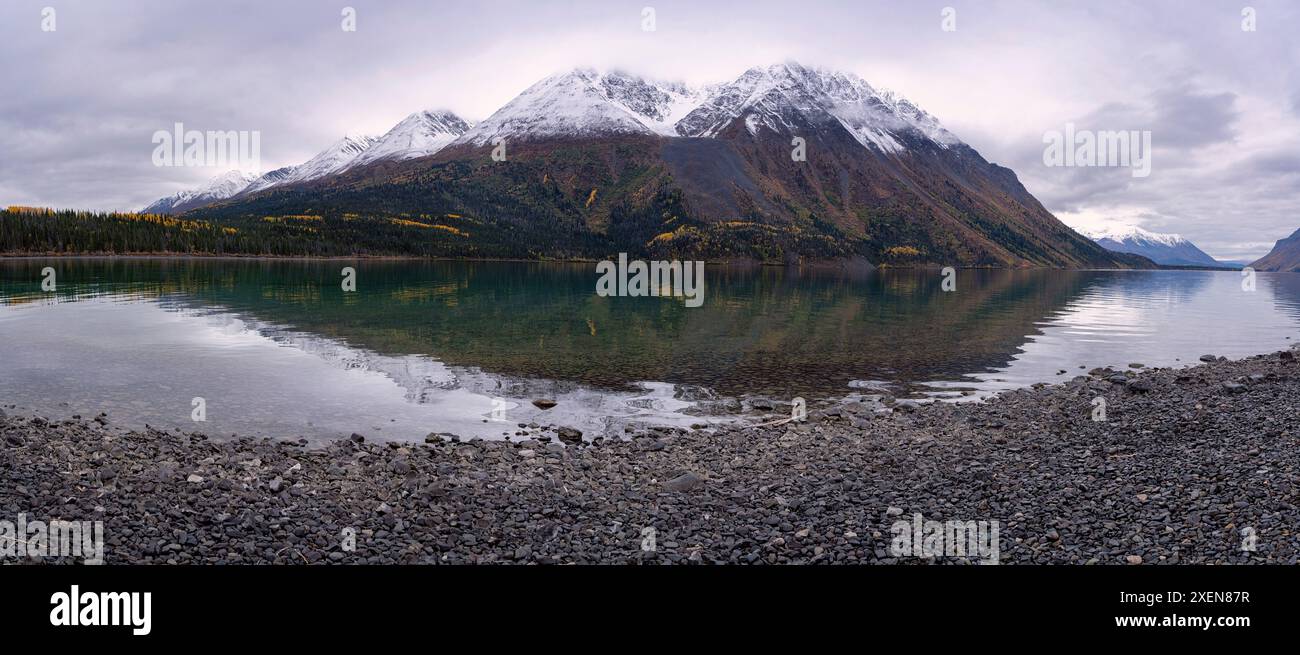 Ruhe und Reflexionen am Kathleen Lake im Herbst; Haines Junction, Yukon, Kanada Stockfoto