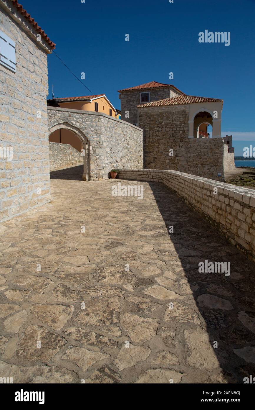 Marina Gate an der historischen Stätte Belvedere (1649) in der Altstadt von Novigrad, Kroatien; Novigrad, Kreis Istrien, Kroatien Stockfoto
