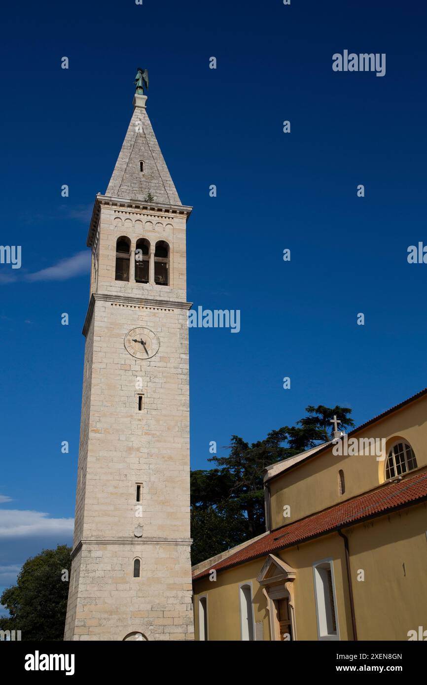 Glockenturm der Kirche St. Pelagia, 1828, in der Altstadt von Novigrad, Kroatien; Novigrad, Kreis Istrien, Kroatien Stockfoto