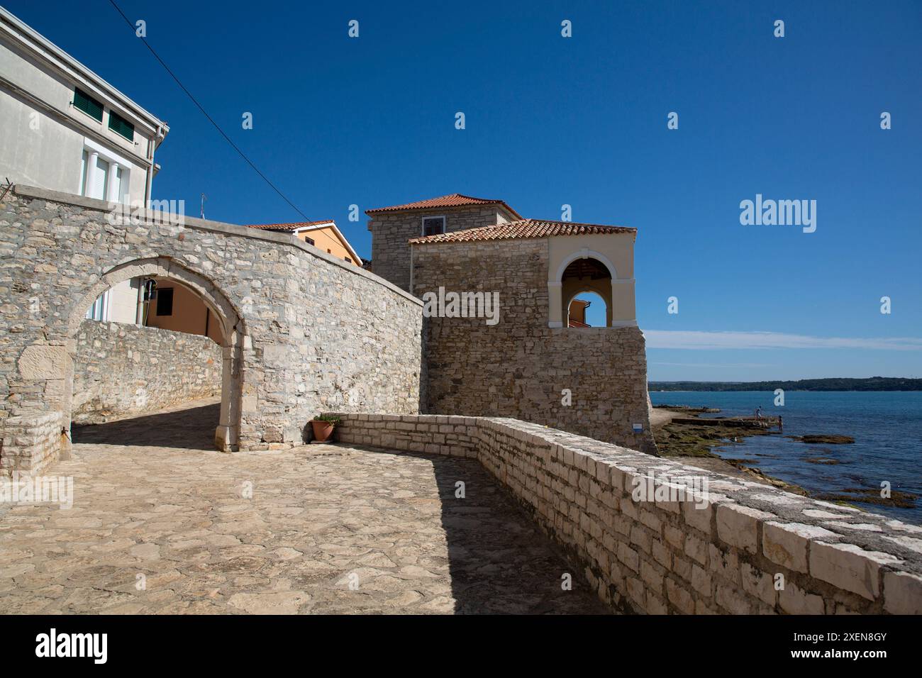 Marina Gate an der historischen Stätte Belvedere (1649) in der Altstadt von Novigrad, Kroatien; Novigrad, Kreis Istrien, Kroatien Stockfoto