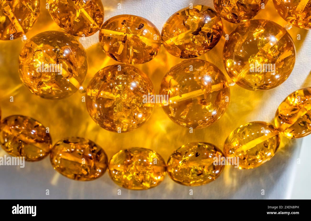 Farbenfroher goldener baltischer Bernstein, Danzig, Polen. Bernstein Hauptstadt der Welt. Bernstein 40 Millionen Jahre alt. Ich habe Danzig Strände 6000 Jahre gefunden. Pflanzenpollen in Stockfoto