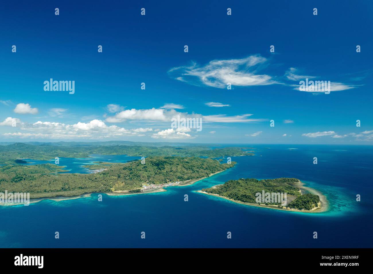 Kepulauan Togean Nationalpark mit hellblauem Meereswasser und üppiger grüner Vegetation, in Zentral-Sulawesi, Indonesien Stockfoto