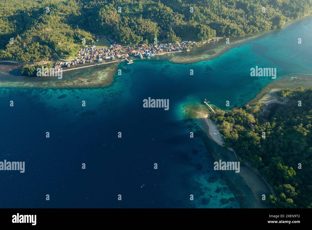 Kepulauan Togean Nationalpark mit hellblauem Meereswasser und üppiger grüner Vegetation, in Zentral-Sulawesi, Indonesien Stockfoto