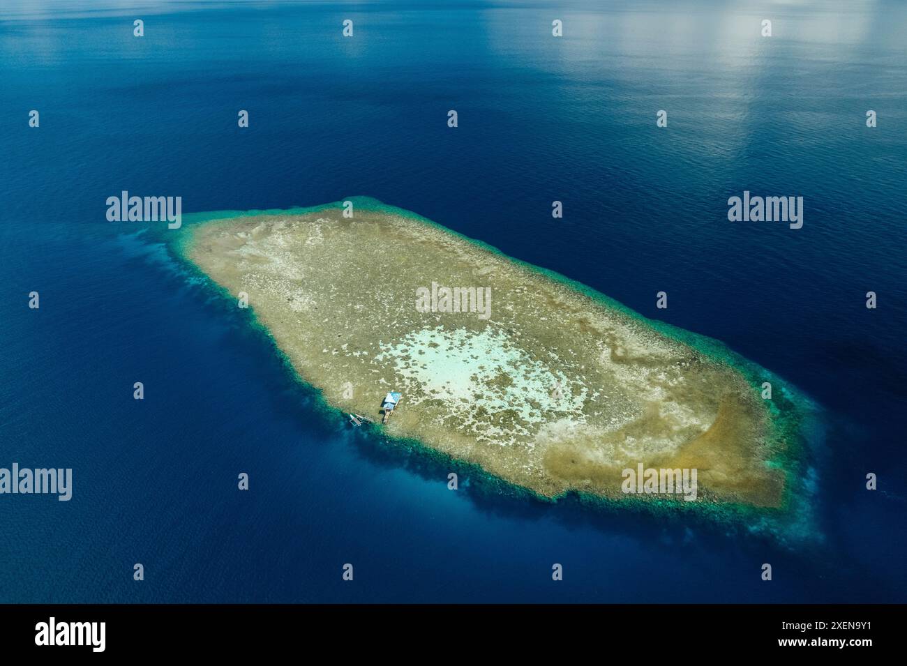 Abgelegene Landform im Ozean im Kepulauan Togean National Park; Wakai, Zentral-Sulawesi, Indonesien Stockfoto