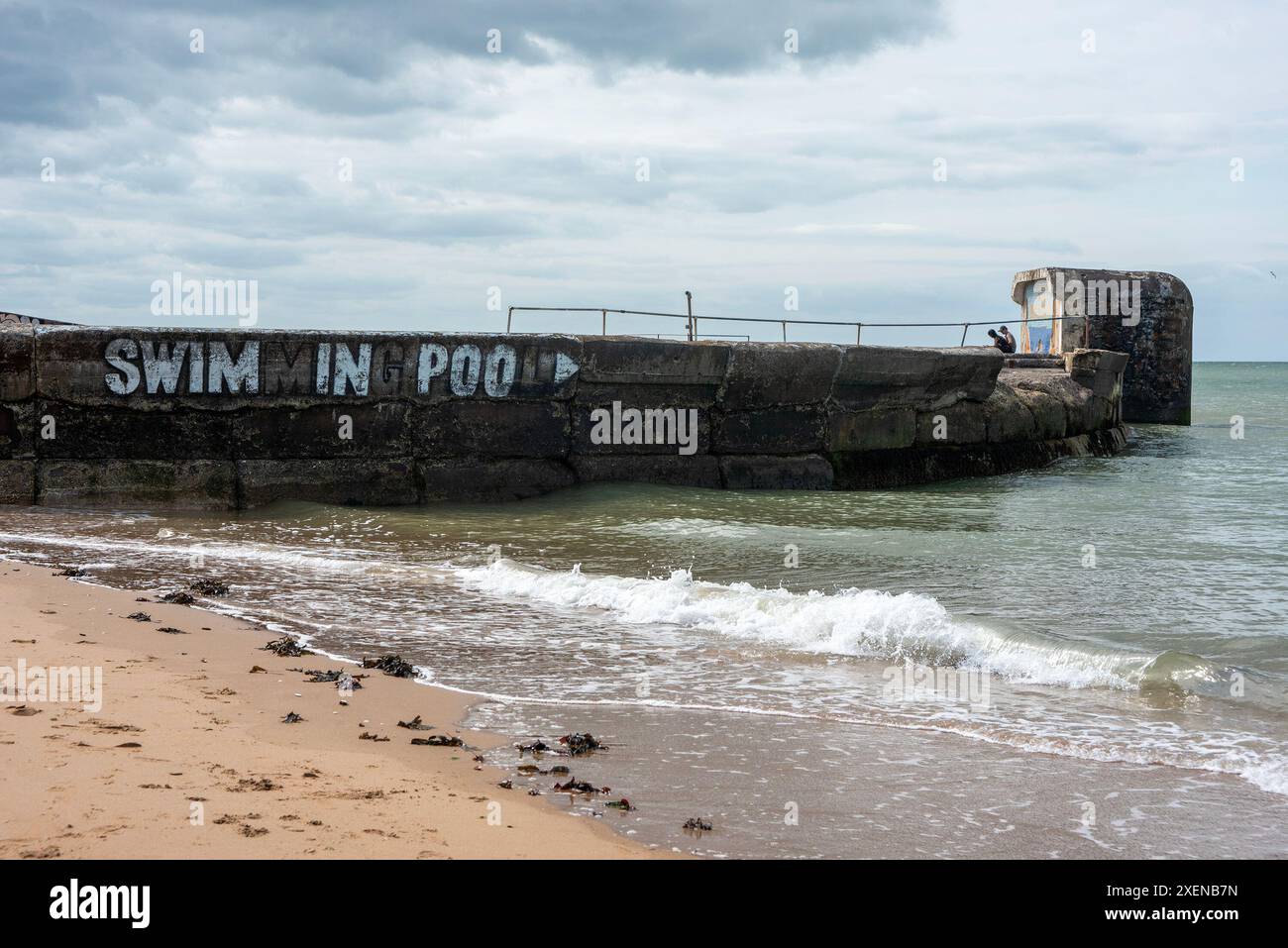 Margate, Großbritannien. Juni 2024. Auf der Seite des Margate Lido steht im Graffiti 'Swimmingpool', aber die hervorgehobenen Buchstaben sagen nur 'SCHWIMMEN IN POO' wegen der hohen Abwasserverschmutzung in den britischen Gewässern. Graffiti bezieht sich auf die Abwasserverschmutzung, die durch den südlichen Wasserskandal verursacht wurde. Laut der Umweltbehörde hat das südliche Wasser im vergangenen Jahr über 317000 Stunden Rohabwasser ins Meer geleitet. (Foto: Krisztian Elek/SOPA Images/SIPA USA) Credit: SIPA USA/Alamy Live News Stockfoto