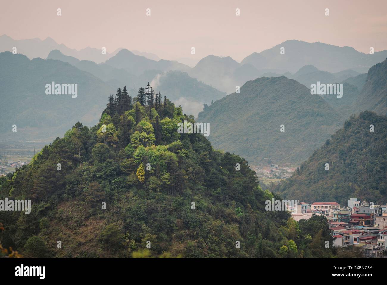 Bergige Landschaft in der Dämmerung in der vietnamesischen Landschaft; Quan Ba, Ha Giang, Vietnam Stockfoto