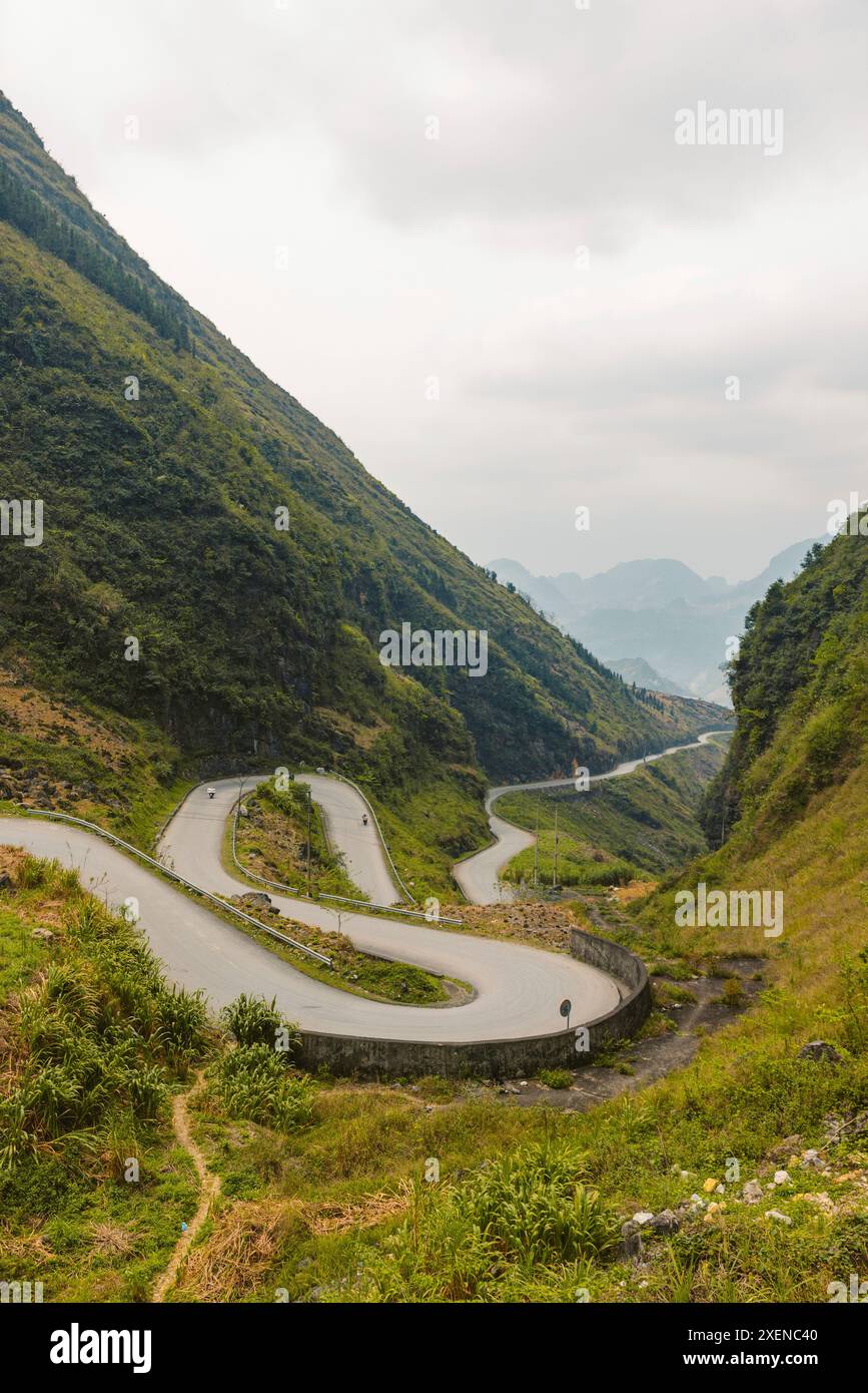Haarnadelkurven in einer Straße, die sich durch die Berge schlängelt, entlang des Tham Ma Pass in Vietnam; Tham Ma Pass, Van Chai, Dong Van, Ha Giang, Vietnam Stockfoto