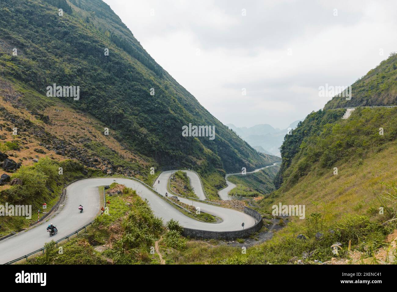 Haarnadelkurven in einer Straße, die sich durch die Berge schlängelt, entlang des Tham Ma Pass in Vietnam; Tham Ma Pass, Van Chai, Dong Van, Ha Giang, Vietnam Stockfoto