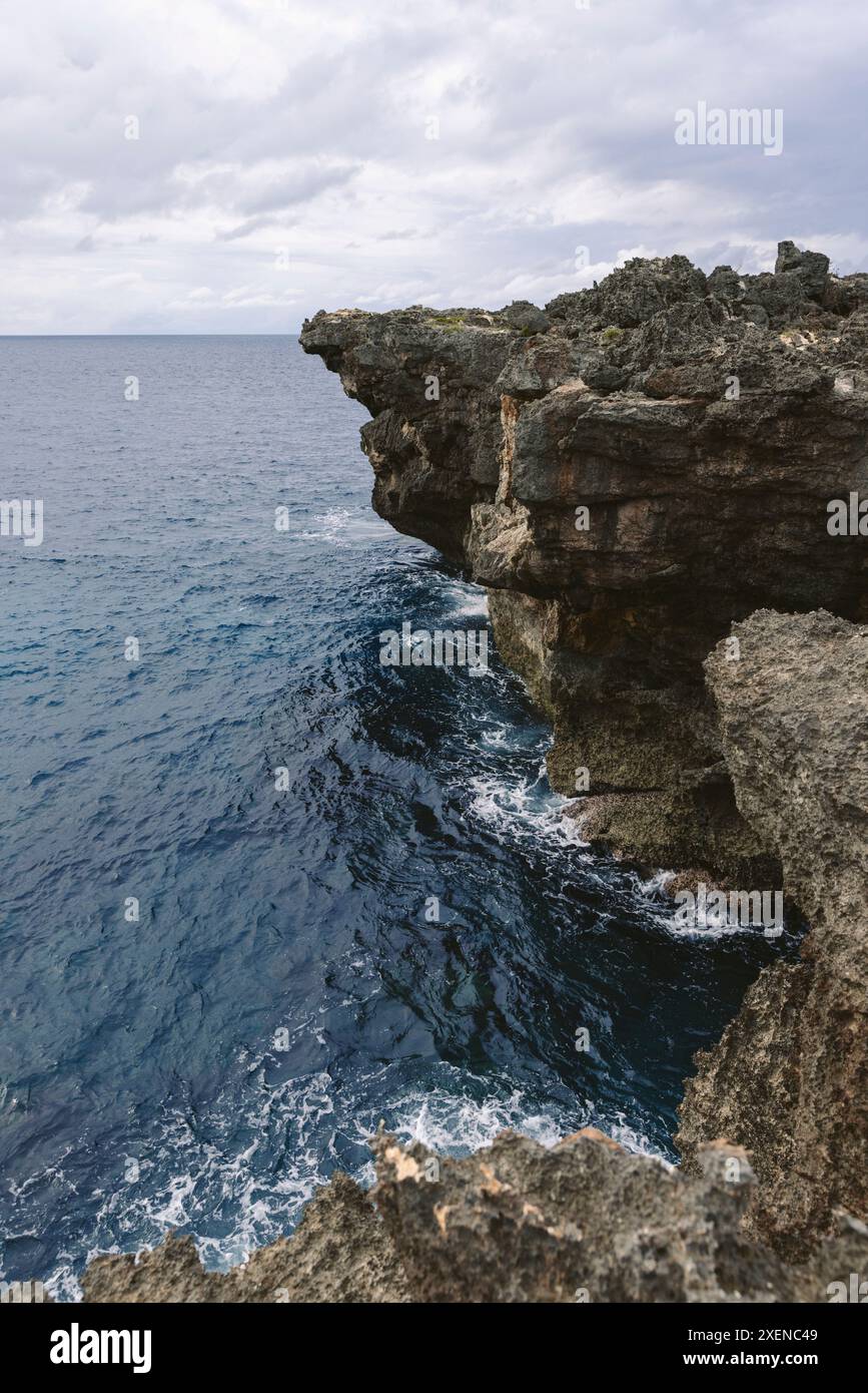 Zerklüftete Küste entlang der Insel Sulawesi im Flores Meer; Bira, Sulawesi, Indonesien Stockfoto