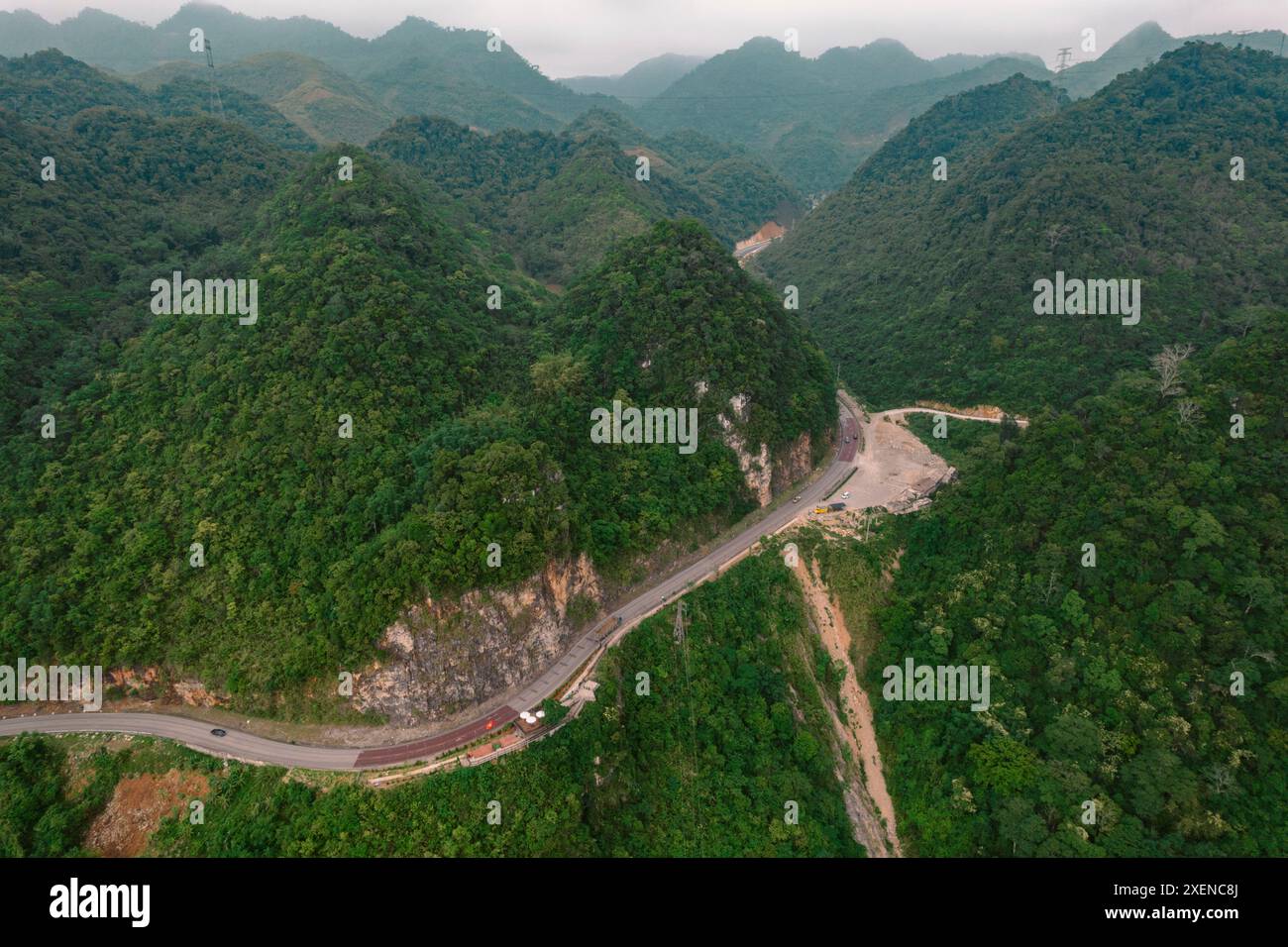 Straße durch die Berge bei Maui Chau in Vietnam; Mai Chau, Tong Dau, Mai Chau, Hoa Binh, Vietnam Stockfoto