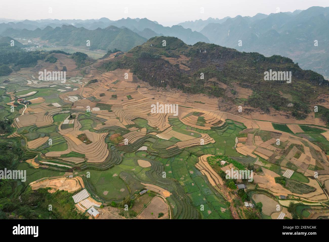 Luftaufnahme von Ackerland und Berglandschaft in Ha Giang, Vietnam; Dong Ha, Quan Ba District, Ha Giang, Vietnam Stockfoto