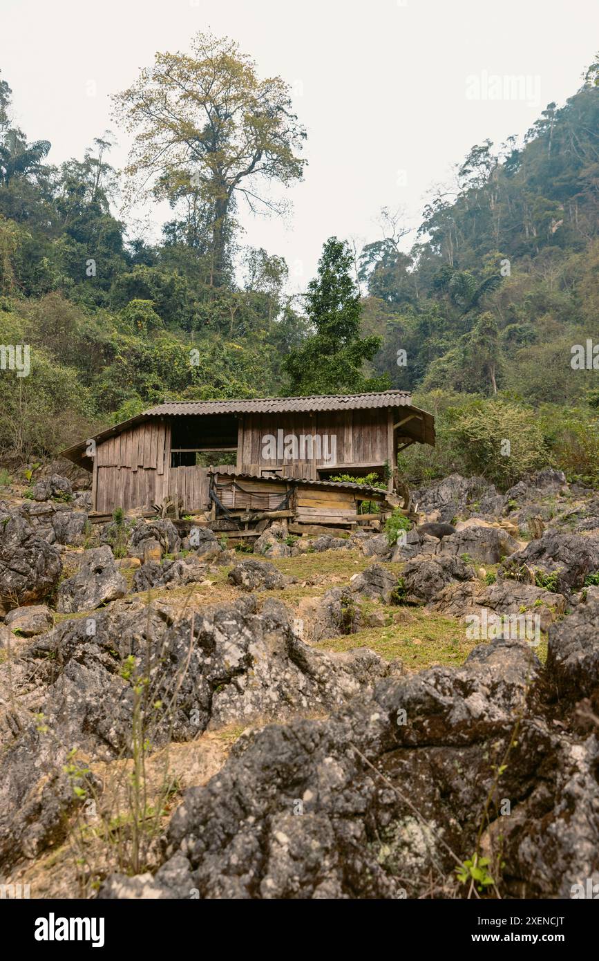 Traditionelles Holzgebäude auf felsigem Gelände in einem Dorf in Son La, Vietnam; Ta so Village, MOC Chau District, Son La, Vietnam Stockfoto