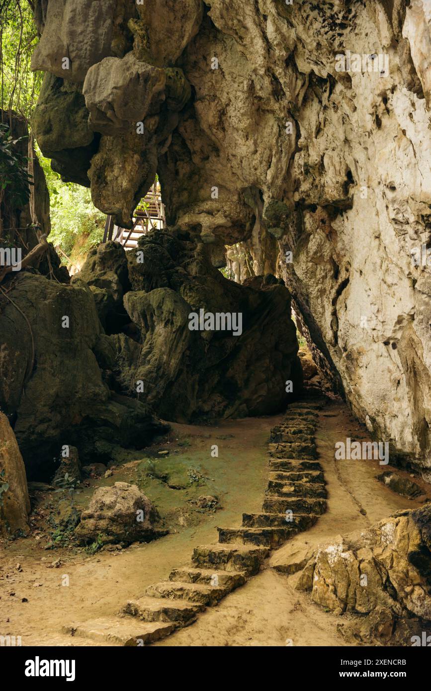 Steintreppen führen zur Eingangshöhle im Archäologischen Park Leang Leang, Süd-Sulawesi, Indonesien Stockfoto