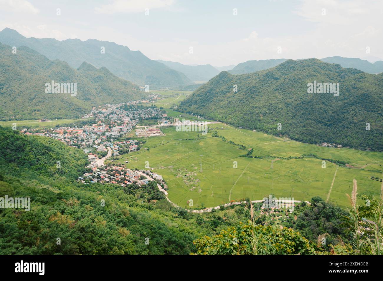 Stadt Mai Chau und Ackerland in einem Tal, Vietnam; Mai Chau, Tong Tau, Mai Chau, Hoa Binh, Vietnam Stockfoto