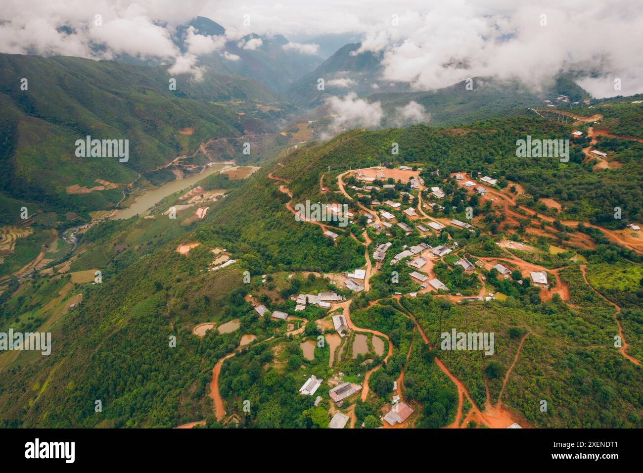 Gebäude und unbefestigte Straßen in einem Dorf auf einem Hügel in Son La, Vietnam; Ban Nam Nghiep, Muong La, Son La, Vietnam Stockfoto