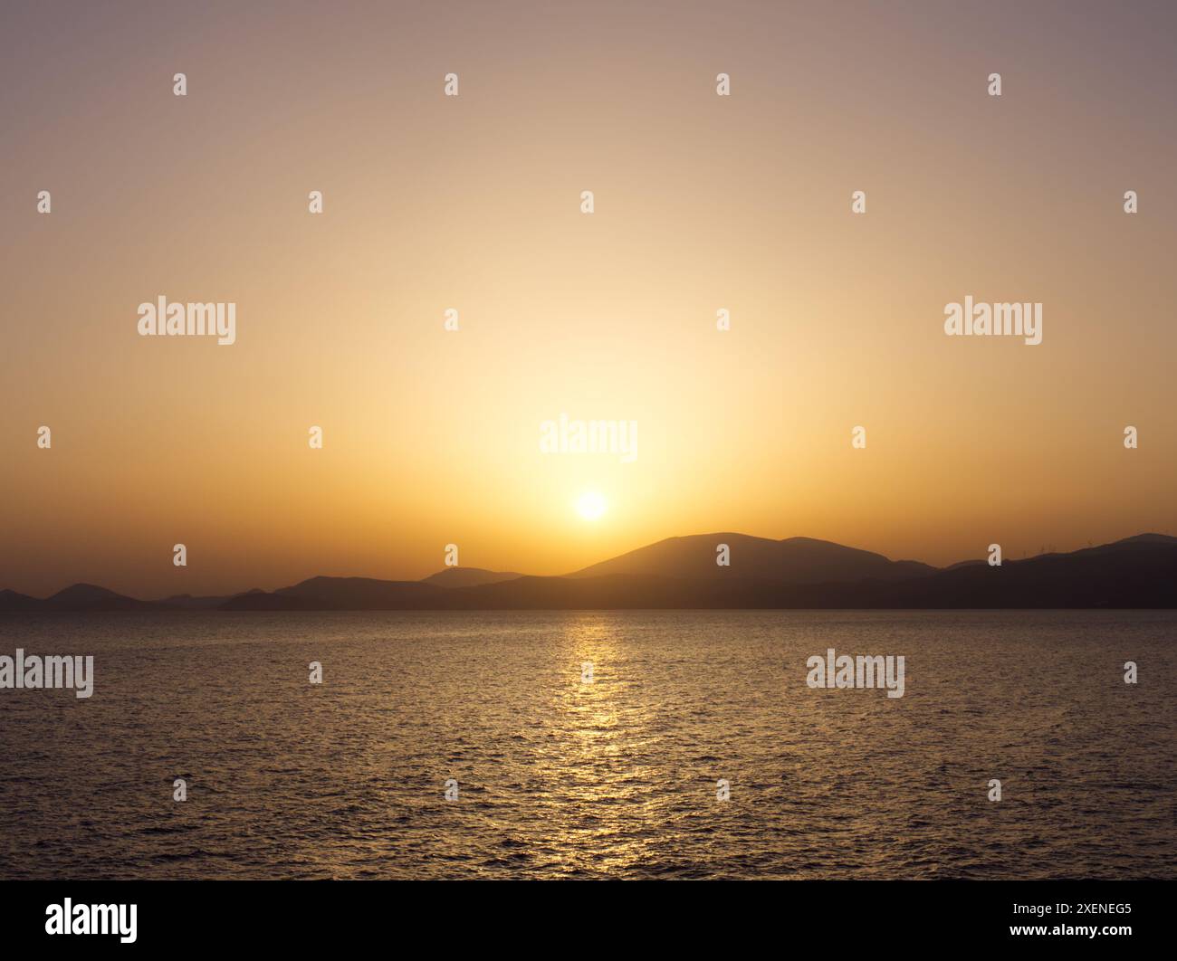 Idyllischer Sonnenuntergang über der ägäis. Blick von Hydra Island, Saronischer Golf. Griechenland. Stockfoto
