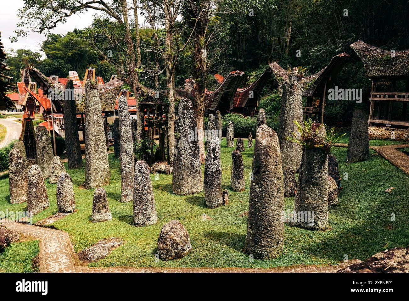 Dorf mit antiken Steinen und kulturellen Strukturen in Nord-Toraja, Sulawesi, Indonesien; Nord-Toraja Regency, Süd-Sulawesi, Indonesien Stockfoto