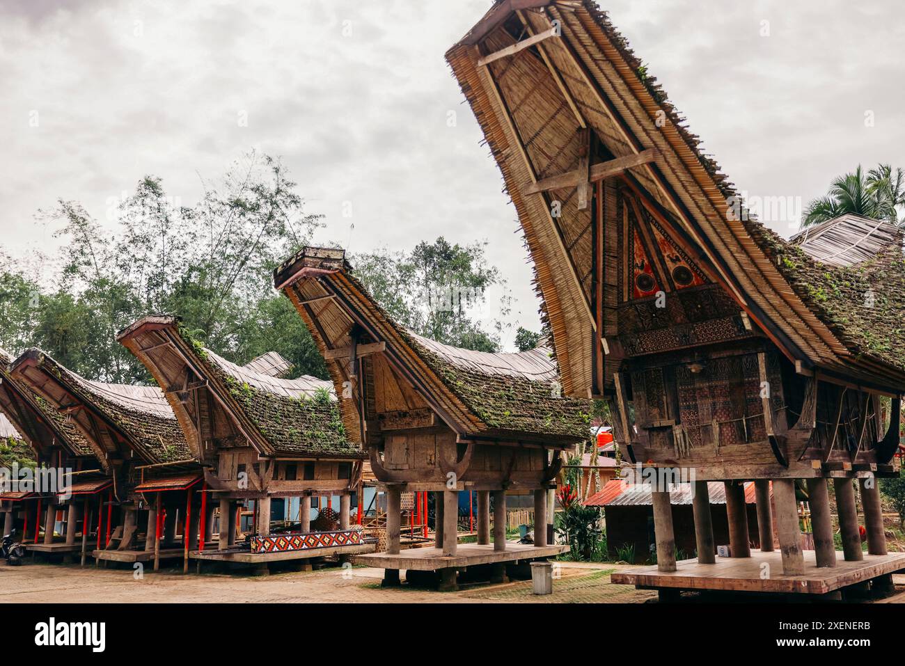 Tongkonan im alten Dorf Ke'te Kesu', alte Häuser der Ahnen, Nord-Toraja, Indonesien Stockfoto