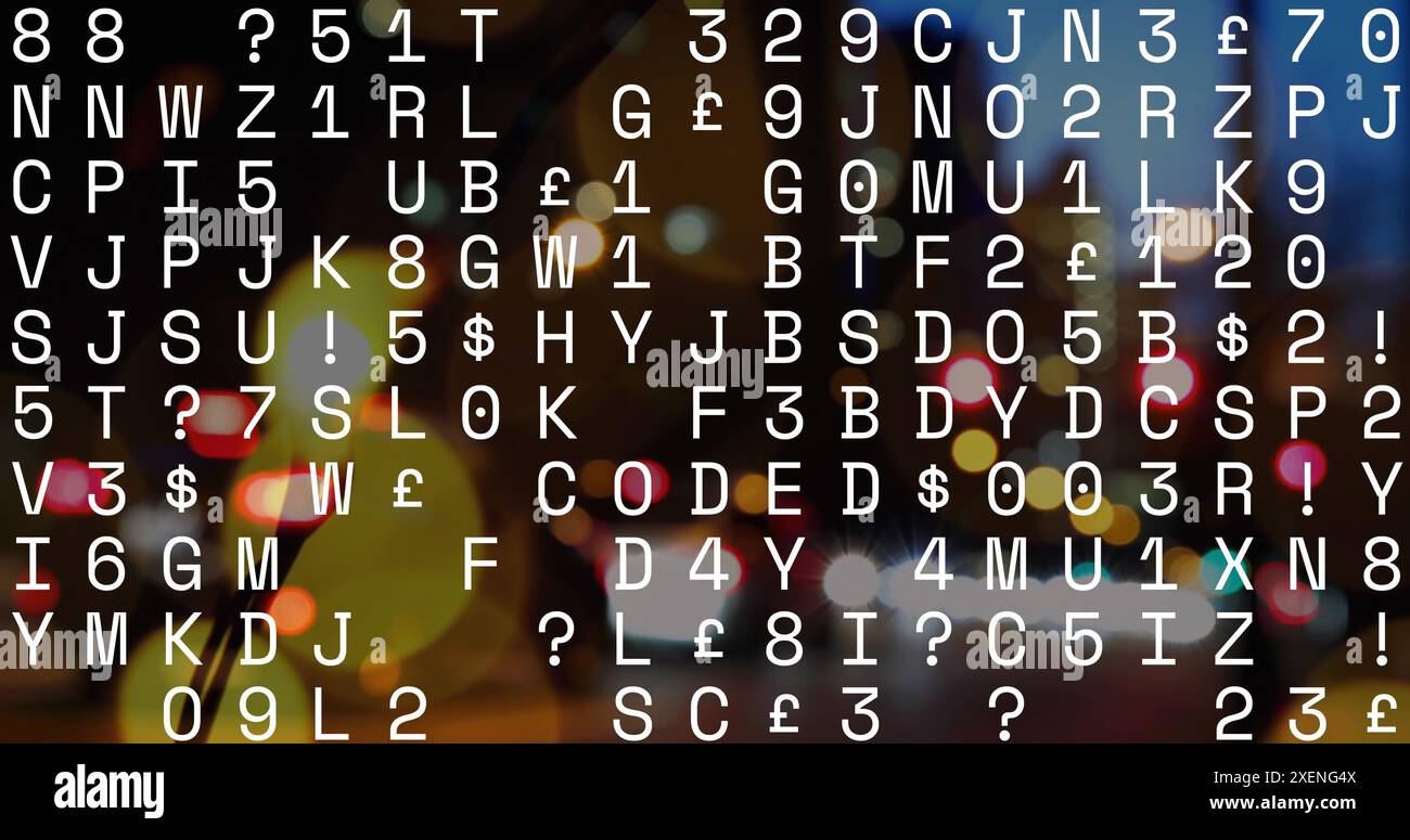 Bild von wechselnden Zahlen und Alphabeten und Lichtpunkten gegen den Nachtverkehr in der Stadt Stockfoto