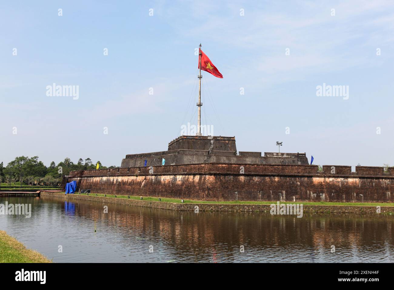 Der Fahnenturm an der Zitadelle in der Verbotenen Stadt in Hue Vietnam. Dieser Festungs- und Palastkomplex wurde 1805 von Kaiser Gia Long gebaut. Stockfoto Der Fahnenturm an der Zitadelle in der Verbotenen Stadt in Hue Vietnam. Dieser Festungs- und Palastkomplex wurde 1805 von Kaiser Gia Long gebaut. Stockfoto