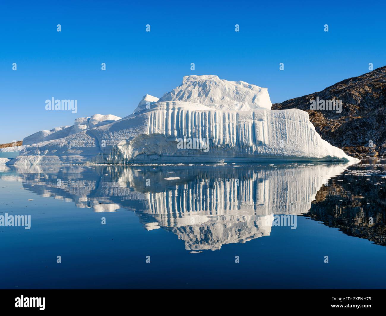 Landschaft mit Eisbergen im Sermilik (Sermiligaaaq)-Eisfjord in Ostgrönland. Ammassalik, Dänisches Gebiet. Stockfoto