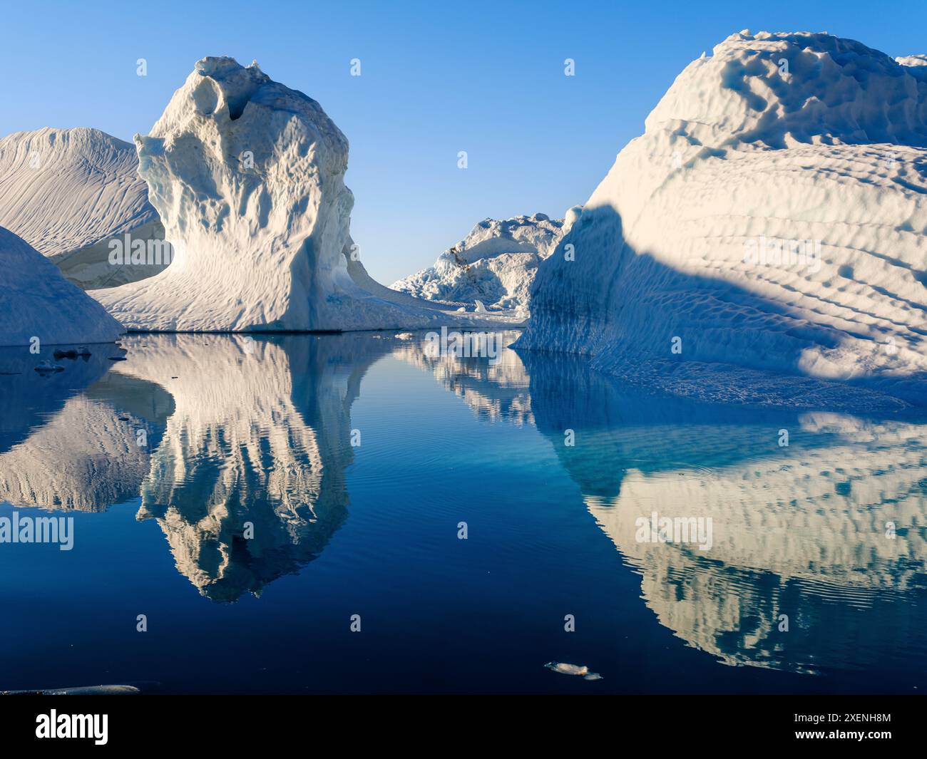 Landschaft mit Eisbergen im Sermilik (Sermiligaaaq)-Eisfjord in Ostgrönland. Ammassalik, Dänisches Gebiet. Stockfoto