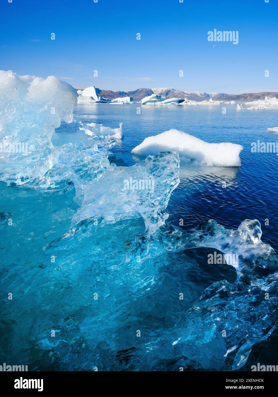 Landschaft mit Eisbergen im Sermilik (Sermiligaaq)-Eisfjord im Ammassalik-Gebiet in Ostgrönland. Nordamerika, Grönland, Ammassallik, Dänisch Stockfoto