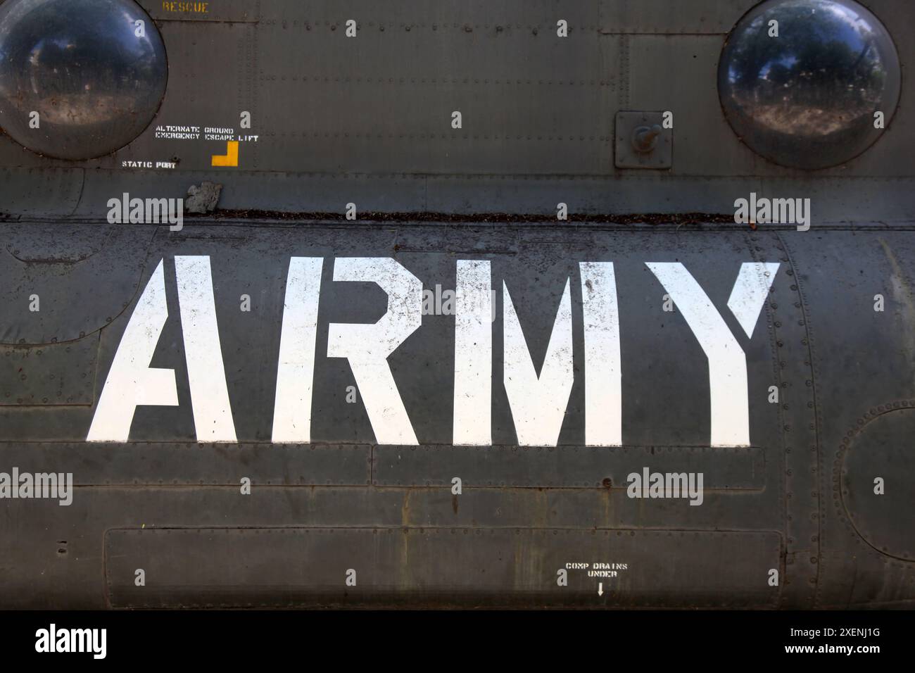Beschreibung der Seite eines Hubschraubers der US-Armee, der im Vietnamkrieg in Hanoi Vietnam eingesetzt wurde. Stockfoto