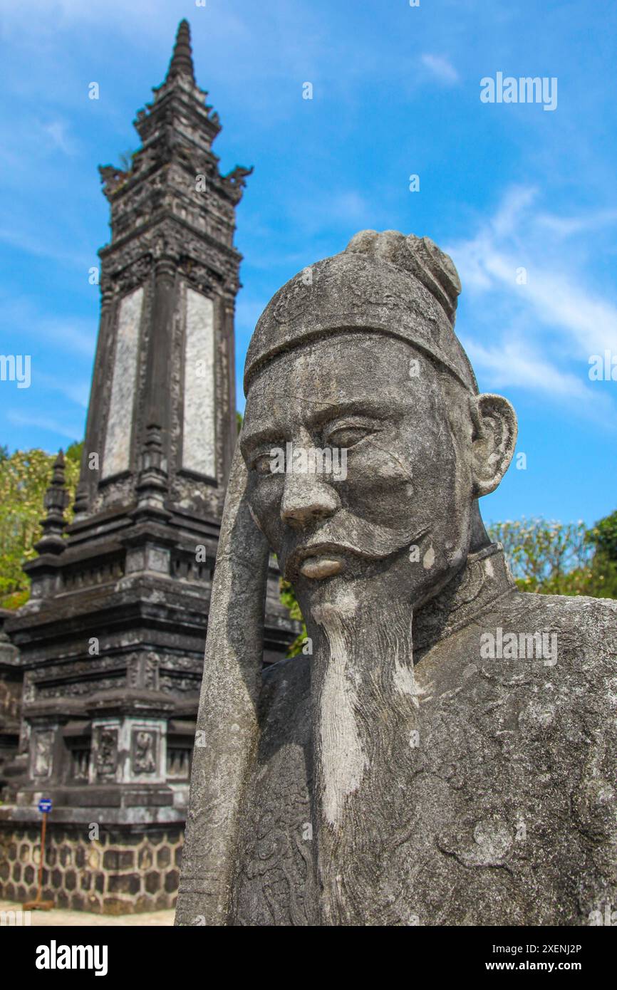 Statue und Turm am Khai Dinh Tomb Hue - Vietnam. Khai Ding war von 1916 bis zu seinem Tod 1925 Kaiser von Vietnam und baute einen beeindruckenden Komplex Stockfoto