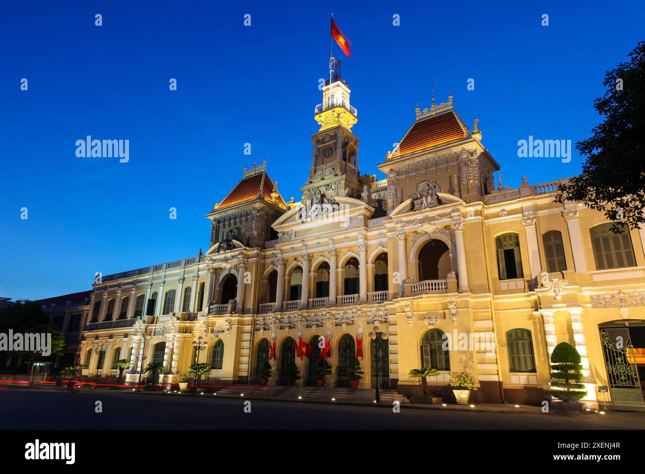 Das Gebäude des Volkskomitees in Ho-Chi-Minh-Stadt Vietnam. Dieses Gebäude ist ein Beispiel der französischen Kolonialarchitektur und wurde 1908 fertiggestellt Stockfoto