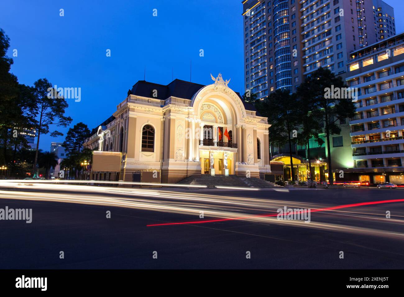 Stadttheater von Ho-Chi-Minh-Stadt, auch bekannt als Siagon-Operahouse bei Nacht mit Ampelpfaden. Das Opernhaus wurde 1897 erbaut und ist Stockfoto