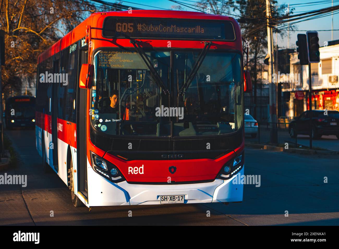 Santiago, Chile - 26. August 2023: Ein Bus mit öffentlichen Verkehrsmitteln Transantiago, oder Red Metropolitana de Movilidad, auf der Linie G05 Stockfoto