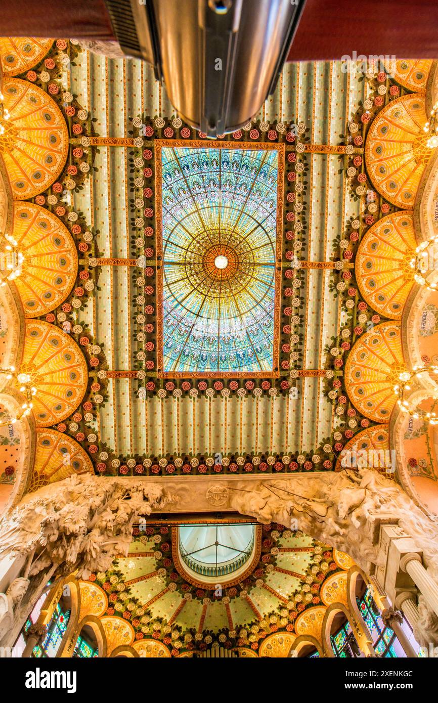 Decke der Konzerthalle Palau de la Música Catalana (Palast der katalanischen Musik), Altstadt, Barcelona, Spanien. Stockfoto