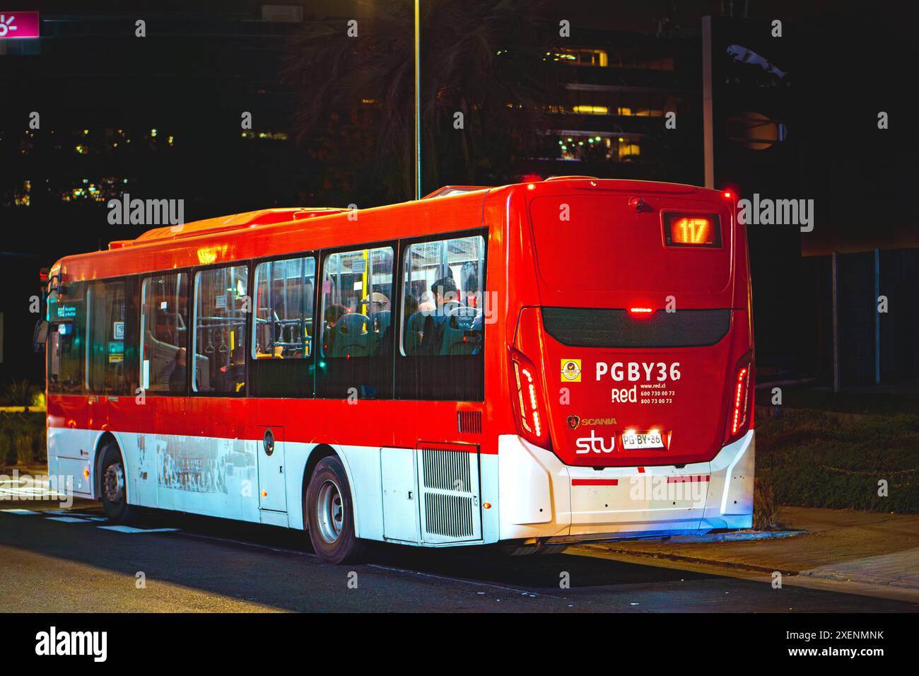 Santiago, Chile - 27. April 2023: Ein Bus mit öffentlichen Verkehrsmitteln Transantiago, oder Red Metropolitana de Movilidad, auf der Route 117 Stockfoto