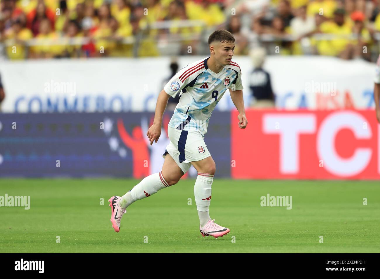 Glendale, USA. Juni 2024. GLENDALE, ARIZONA - 28. JUNI: Manfred Ugalde aus Costa Rica läuft am 28. Juni 2024 im State Farm Stadium in Glendale, USA, um den Ball während eines Spiels zwischen Kolumbien und Costa Rica als Teil der Gruppe D der CONMEBOL Copa America 2024. (Foto: Alejandro Salazar/PxImages) Credit: PX Images/Alamy Live News Stockfoto