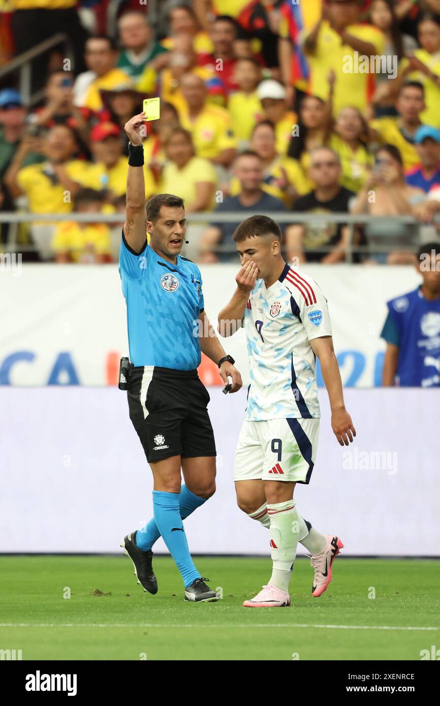 Glendale, Glendale, Arizona, USA. Juni 2024. Manfred Ugalde aus Costa Rica erhält eine gelbe Karte während eines Spiels zwischen Kolumbien und Costa Rica als Teil der Gruppe D der CONMEBOL Copa America 2024 im State Farm Stadium am 28. Juni 2024 in Glendale, USA. (Foto: Alejandro Salazar/PxImages) (Foto: © Alejandro Salazar/PX Imagens via ZUMA Press Wire) NUR ZUR REDAKTIONELLEN VERWENDUNG! Nicht für kommerzielle ZWECKE! Quelle: ZUMA Press, Inc./Alamy Live News Stockfoto