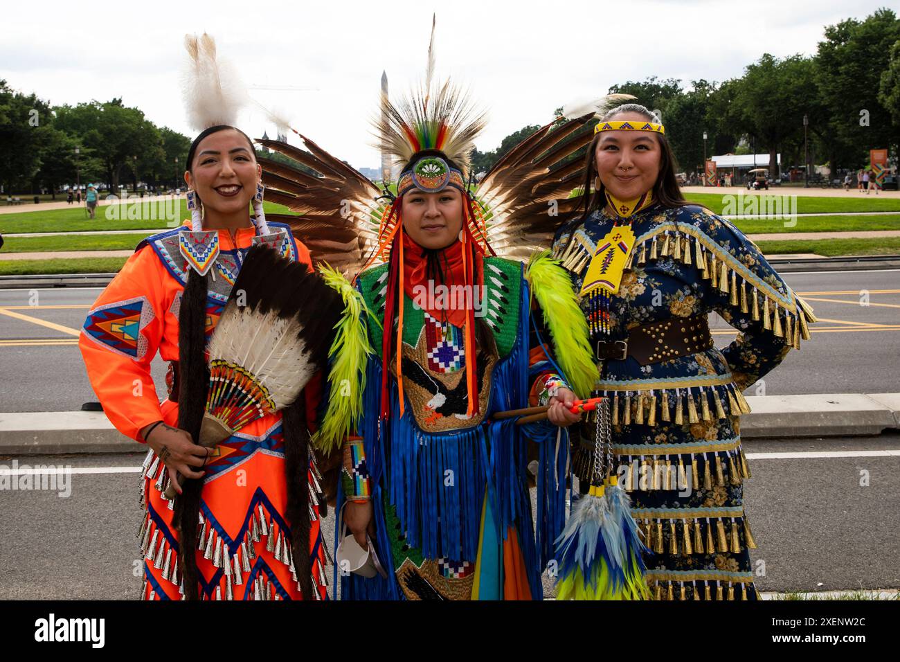 Indigene Künstler posieren für Fotografien während des Smithsonian Folklife Festivals in Washington D.C., USA, am 28. Juni 2024. Das Smithsonian Folklife Festival, das 1967 ins Leben gerufen wurde, ist eine internationale Ausstellung zum lebendigen kulturellen Erbe, die jährlich im Sommer in Washington, D.C. in den Vereinigten Staaten präsentiert wird. Das diesjährige Festival „Indigenous Voices of the Americas: Celebrating the National Museum of the American Indian“ beleuchtet die lebendigen Traditionen der indigenen Völker. Quelle: Aashish Kiphayet/Alamy Live News Stockfoto