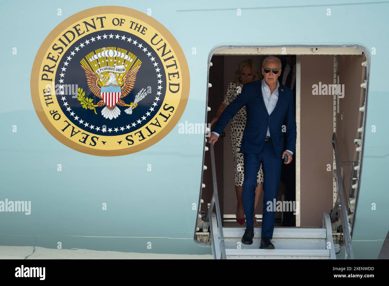 Queens, Usa. Juni 2024. US-Präsident Joe Biden und First Lady Dr. Jill Biden verlassen die Air Force One nach der Ankunft am John F. Kennedy International Airport in New York, um die Eröffnungszeremonie des Stonewall National Monument Visitor Center zu besuchen. Quelle: SOPA Images Limited/Alamy Live News Stockfoto