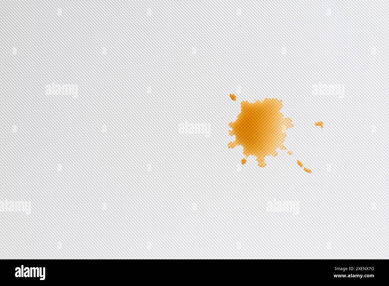 Tropfen Kaffee-braune Farbe auf weißer Punktoberfläche Moderne stilvolle Tapete Hintergrund oder Hintergrund Nahaufnahme Detail und Textur leeres Muster. Stockfoto