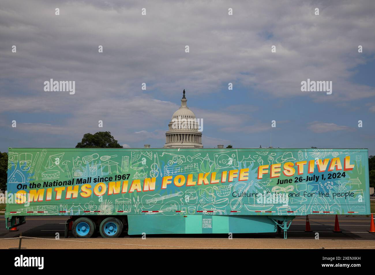 Ein großes Schild ist mit den Worten „Culture of, by, and for the People“ zu sehen, neben anderen informativen Texten beim Smithsonian Folklife Festival in Washington, DC, USA, am 28. Juni 2024. Das Smithsonian Folklife Festival, das 1967 ins Leben gerufen wurde, ist eine internationale Ausstellung zum lebendigen kulturellen Erbe, die jährlich im Sommer in Washington, DC, in den Vereinigten Staaten, präsentiert wird. Das diesjährige Festival „Indigenous Voices of the Americas: Celebrating the National Museum of the American Indian“ beleuchtet die lebendigen Traditionen der indigenen Völker. (Foto: Aashish Kiphayet/SIPA USA) Credit: S Stockfoto