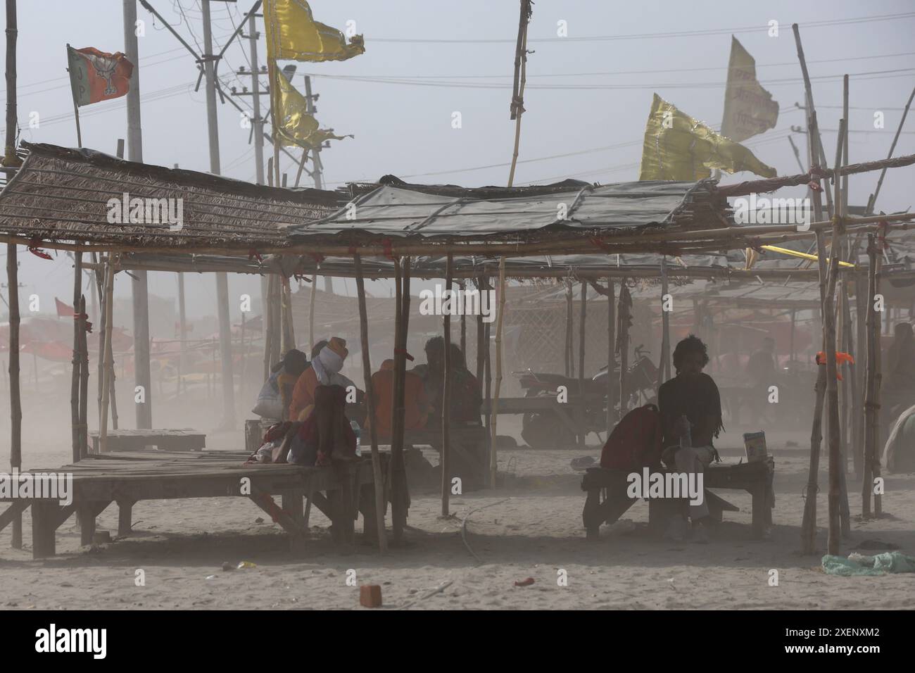 Indische Menschen laufen während der Hitzewelle an einem heißen Sommertag in Prayagraj, Indien um die Ufer des Ganges herum. Stockfoto