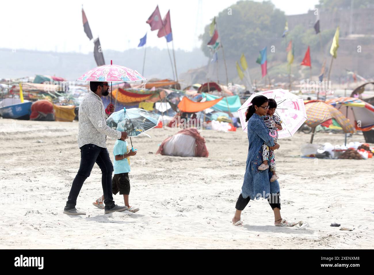 Indische Menschen laufen während der Hitzewelle an einem heißen Sommertag in Prayagraj, Indien um die Ufer des Ganges herum. Stockfoto