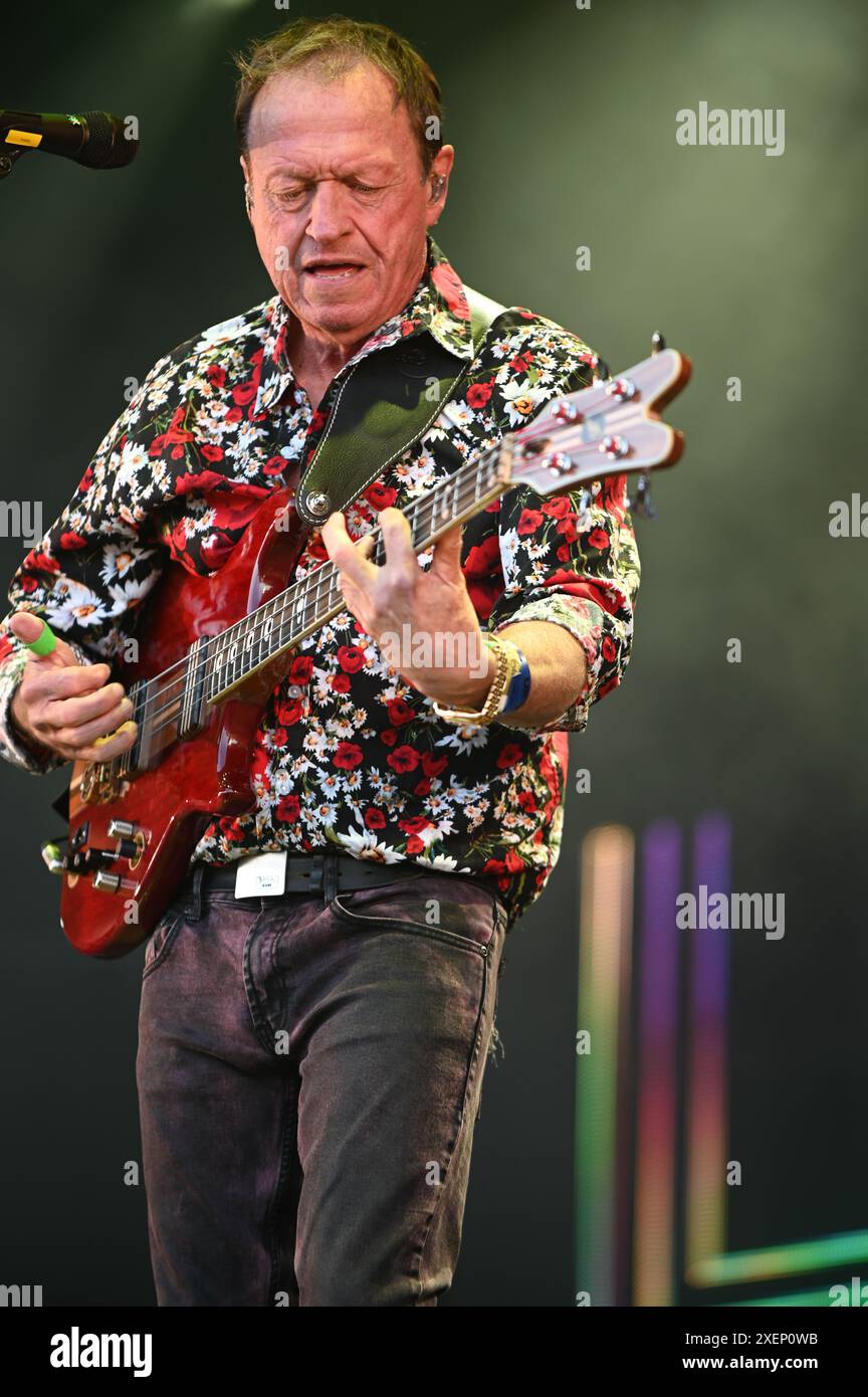 Level 42 Auftritte beim Lets Rock Leeds 80s Festival 2024 in Leeds, Großbritannien Stockfoto Level 42 Auftritte beim Lets Rock Leeds 80s Festival 2024 in Leeds, Großbritannien Stockfoto