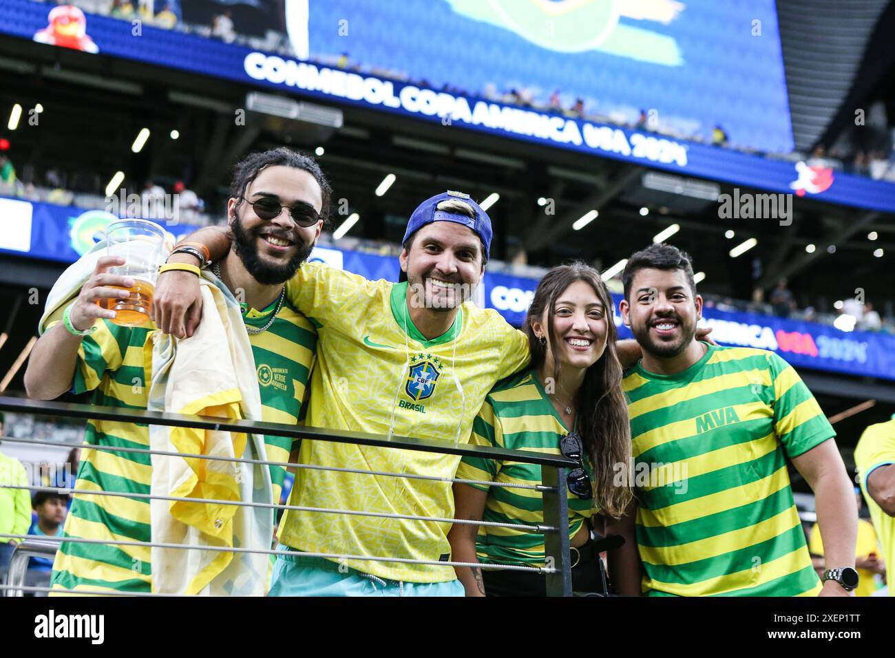 Las Vegas, NV, USA. Juni 2024. Eine Gruppe brasilianischer Fans posiert für ein Foto vor dem Start des Spiels der CONMEBOL Copa America Group D Stage im Allegiant Stadium zwischen Paraguay und Brasilien am 28. Juni 2024 in Las Vegas, NV. Christopher Trim/CSM (Bild: © Christopher Trim/Cal Sport Media). Quelle: csm/Alamy Live News Stockfoto