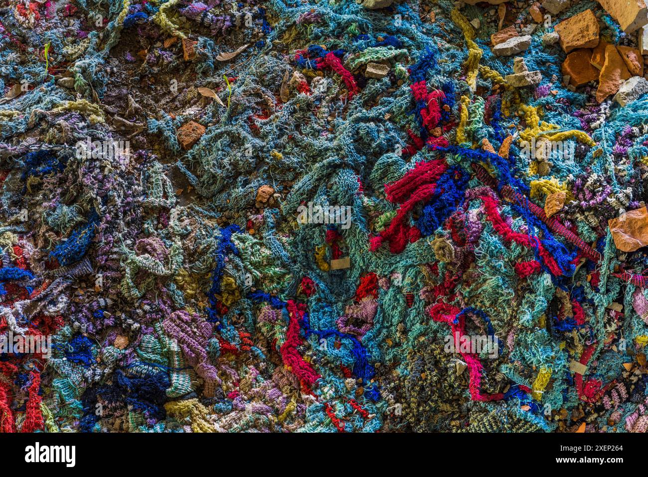 Buntes altes Garn in Einer unordentlichen Stapelstruktur Stockfoto Buntes altes Garn in Einer unordentlichen Stapelstruktur Stockfoto