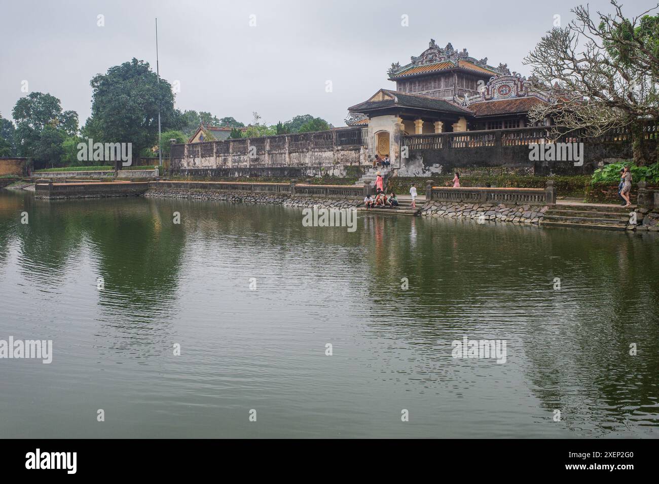 Hue, Vietnam - 6. Februar 2024: Royal Garden Lake und Thai Binh Pavilion, Imperial City, Hue Stockfoto