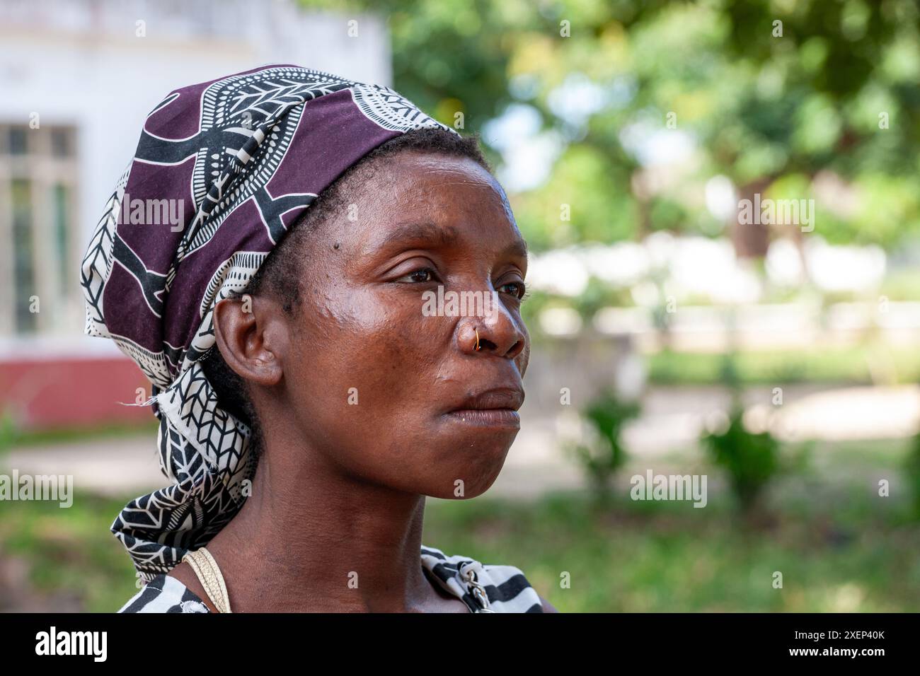 Mosambik, Zambezia, Namacurra, Porträt einer Frau mittleren Alters Stockfoto