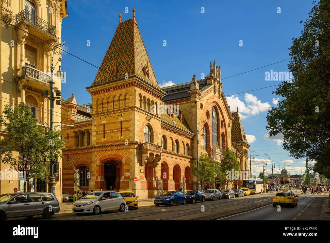 Blick von außen an einem sonnigen Nachmittag auf die zentrale Markthalle in Budapest, Ungarn Stockfoto